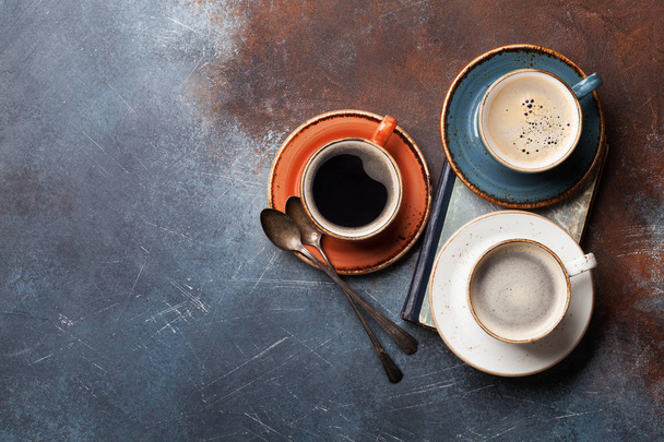 Kleurrijke vintage koffie bekers. Bovenaanzicht met ruimte voor uw tekst - Foto, afbeelding