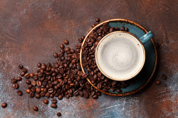 Kávé csésze eszpresszót és sült bab. A szöveg szóközzel felülnézet - Fotó, kép
