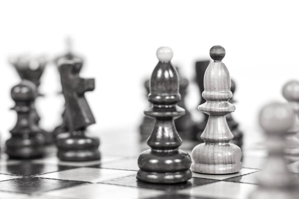 Pohled na šachovnice a šachové figurky během bitvy. - Fotografie, Obrázek