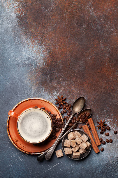 Filiżanka kawy, fasola, cukier i przyprawy. Widok z góry z miejsca na tekst - Zdjęcie, obraz