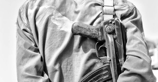 στην Αφρική Αιθιοπία danakil το τουφέκι και το πίσω μέρος της έννοιας φρουράς ασφάλειας και προστασίας - Φωτογραφία, εικόνα