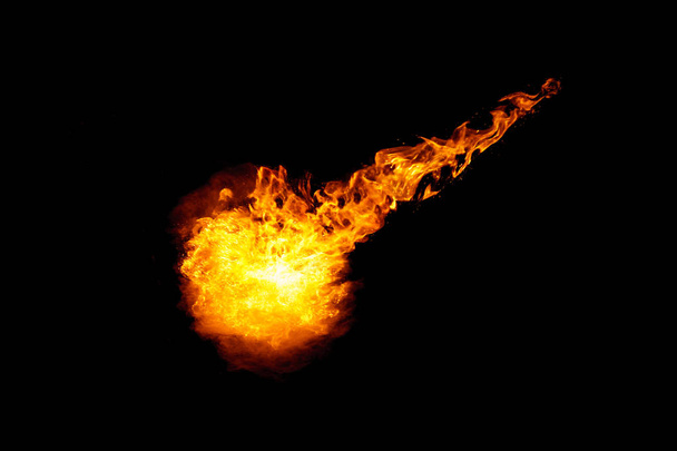 Meteorit tűzgolyó, a tüzes csőből elszigetelt fekete háttér - Fotó, kép