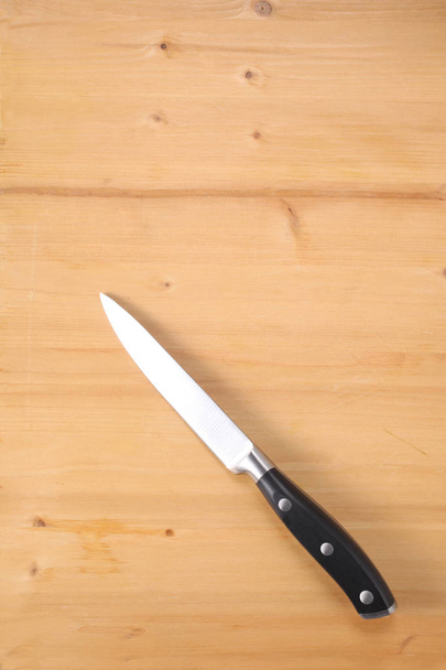 coltello su un tagliere di legno da cucina Nincs magyar neve - Fotó, kép