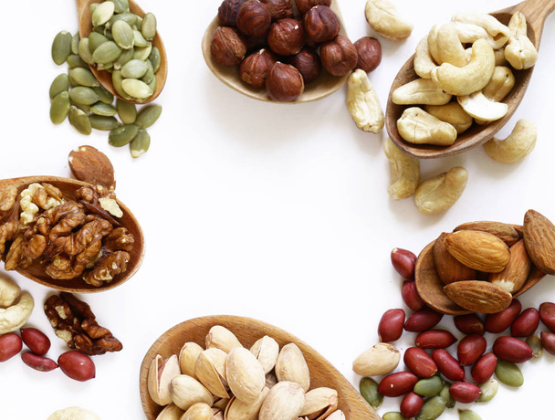 směs ořechů pro zdravé stravování (kešu, pistácie, lískové ořechy, vlašské ořechy, mandle) - Fotografie, Obrázek