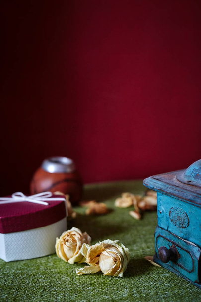 dried roses on the green tablecloth - Foto, Imagen