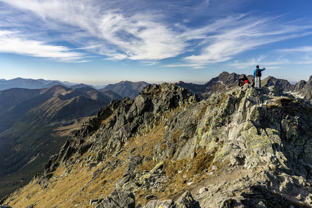 wunderschöne Berglandschaft - Aussicht vom Gipfel szpiglasowy. hoch  - Foto, Bild
