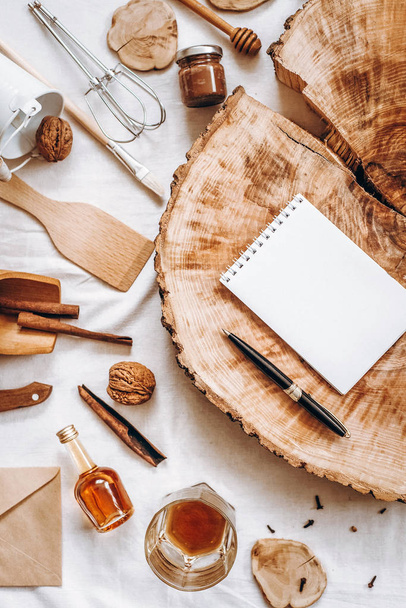 Defter, kalem ve mutfak aksesuarları ile sawed ahşap Üstten Görünüm - Fotoğraf, Görsel