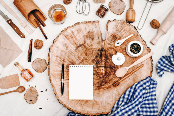Defter, kalem ve farklı mutfak aksesuarları ile sawed ahşap arka plan üzerinde Üstten Görünüm - Fotoğraf, Görsel