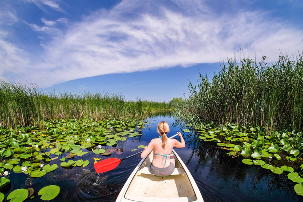 Femme naviguant dans le delta du Danube avec un bateau
 - Photo, image