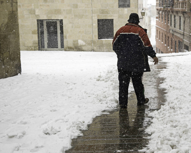 Hombre caminando sobre nieve
 - Foto, Imagen