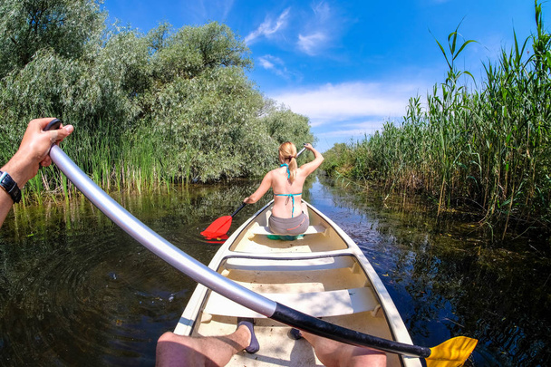 Żeglarstwo na kanały Delta Dunaju w łodzi - Zdjęcie, obraz