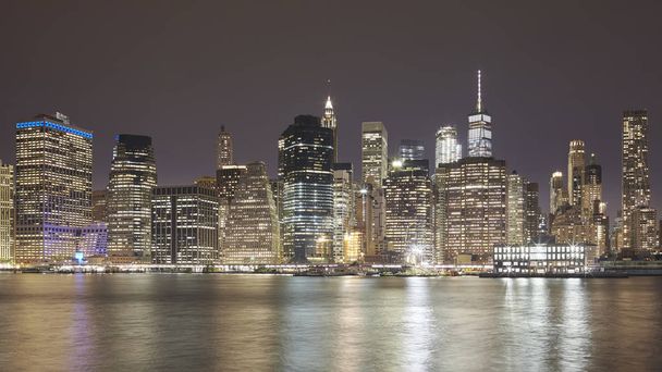 Manhattan skyline la nuit, New York, États-Unis
 - Photo, image