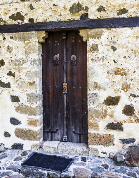 Very old wooden door in a stone Greek house in the centre of the island of Cyprus. - Foto, Imagen