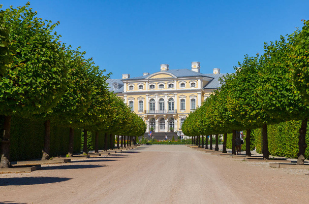 Beautiful garden in front of Rundale Palace, or Pils Rundale, La - Photo, Image