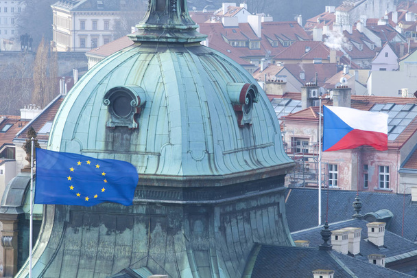 Prag - hükümet koltuğunda bayrakları. - Fotoğraf, Görsel