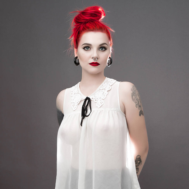 Glamour tattoo meisje met rode kop - Foto, afbeelding