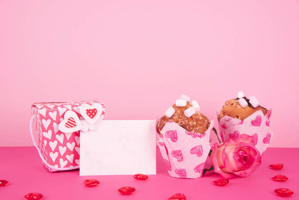 Muffins in colorful paper baking cup with red hearts. - Fotoğraf, Görsel