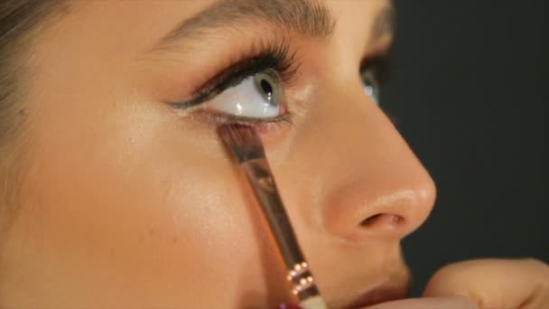Close-up of eye makeup.full hd video - Materiał filmowy, wideo