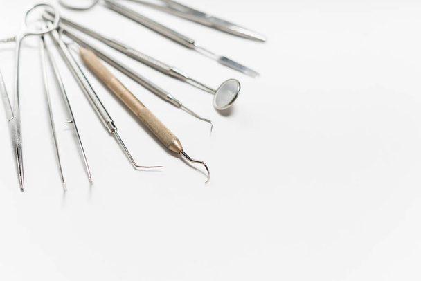 on a white background lies a sterile dental toolkit - Foto, Bild