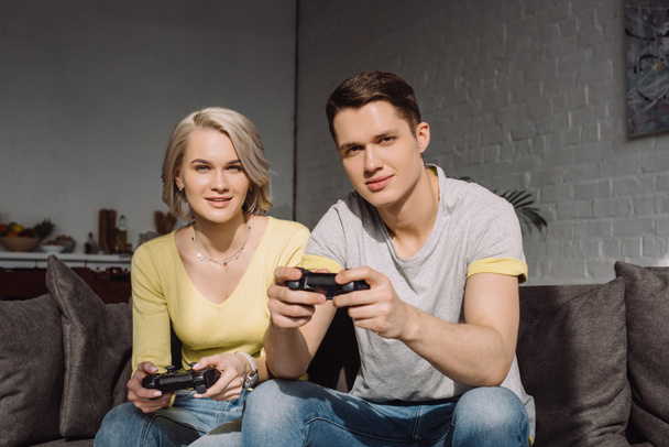 ζευγάρι παίζει video game και κρατώντας Γειμπαντ - Φωτογραφία, εικόνα