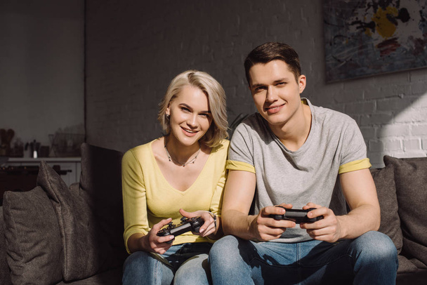couple playing video game at home - Фото, зображення