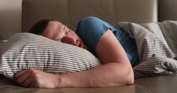 Мужчина спит на диване
 - Кадры, видео