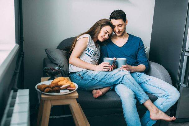 A photo session of a guy and a girl in a cozy home environment. - Foto, Imagem