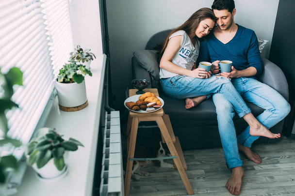 A photo session of a guy and a girl in a cozy home environment. - Foto, Imagem