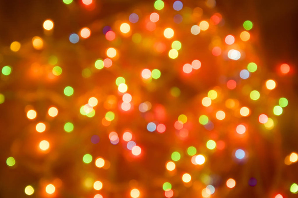Kerst garland wazig. Abstract kleurrijk bokeh achtergrond. Schitterende vakantie decoratie. - Foto, afbeelding