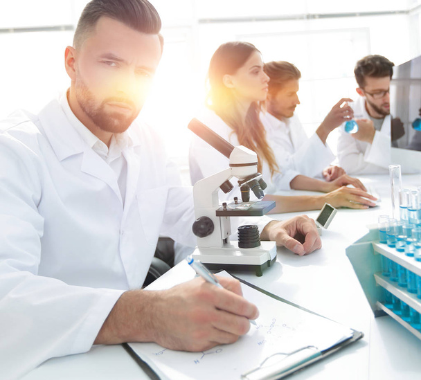 serious scientists working in the laboratory - Foto, Imagem