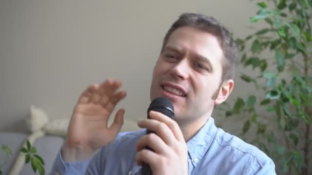 Man singing karaoke at home. Close-up view. - Materiał filmowy, wideo