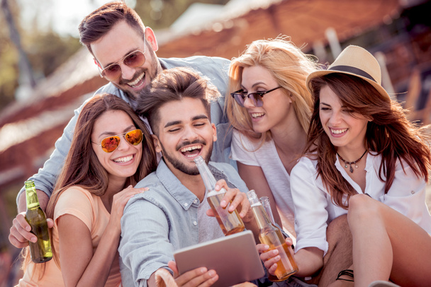 Kesä, loma, loma ja onnellisuus konsepti-ryhmä ystäviä, jotka ottavat selfien tabletilla
. - Valokuva, kuva