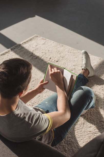 vysoký úhel pohledu člověka čtení knihy doma - Fotografie, Obrázek