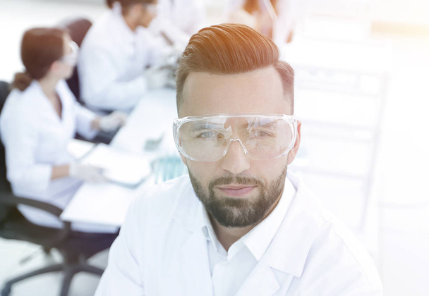 scientist microbiologist in the laboratory background. - Foto, afbeelding