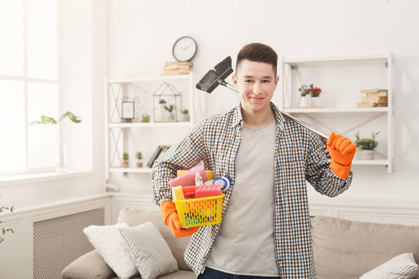 Joven hombre sonriente listo para limpiar el hogar
 - Foto, imagen