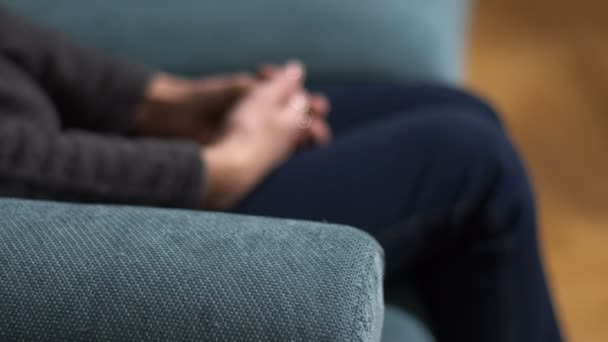verschwommene Frauenhände während der Sitzung durch den Psychotherapeuten - Filmmaterial, Video
