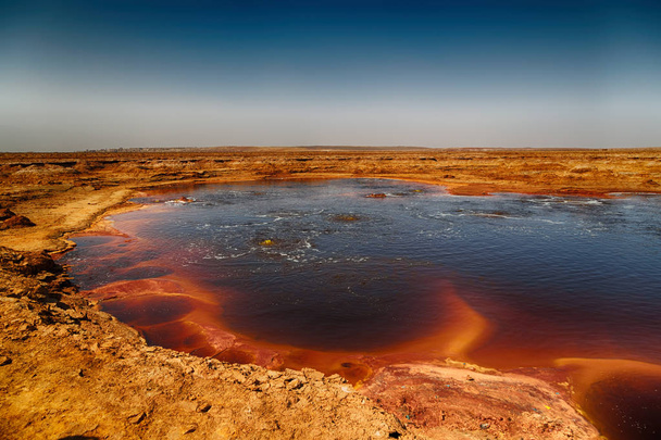 a danakil Etiópia Afrikában a fekete-tó forró olajjal, és ho - Fotó, kép