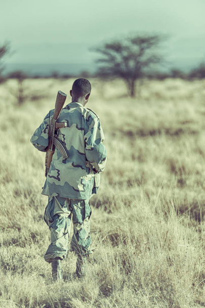  áfrica na terra da Etiópia um soldado negro e sua arma olhando o pensionista
 - Foto, Imagem