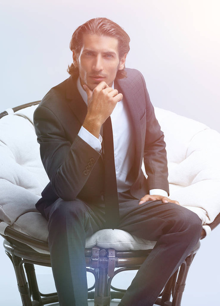 confident businessman sitting in chair - Foto, Bild