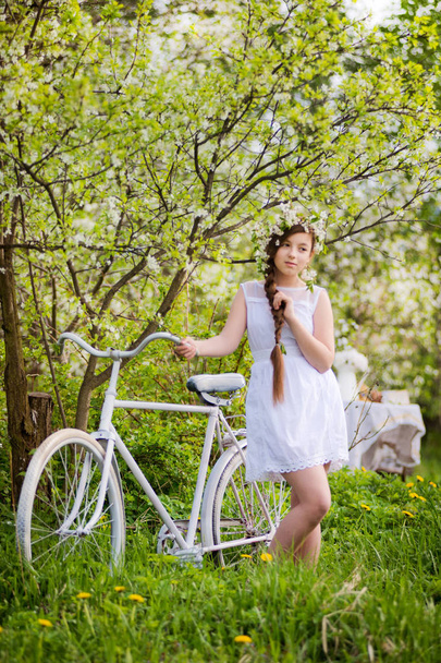 Bisiklet ve başında bir çelenk ile kız - Fotoğraf, Görsel
