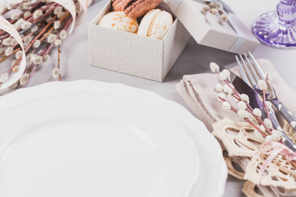 White plate, purple glass, cutlery, present box with macaroons a - Zdjęcie, obraz