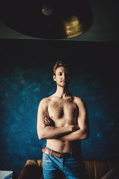 portret młodzieńca przystojny shirtless na ciemnym niebieskim tle  - Zdjęcie, obraz