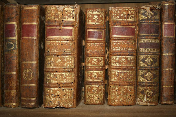 Коллекция старых книг на верхней полке - Фото, изображение