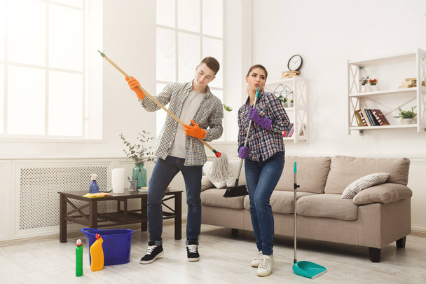 Pari siivous kotona yhdessä
 - Valokuva, kuva