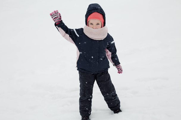深い sno 撚る冬の服の子供少女の肖像画 - 写真・画像