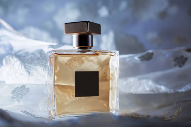 Perfume femenino en hermosa botella
 - Foto, imagen