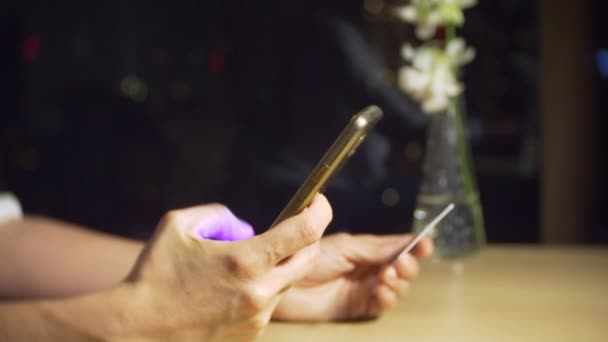 Γυναίκα χρησιμοποιεί μια πιστωτική κάρτα και ένα κινητό τηλέφωνο για online αγορές, 4k, αργή κίνηση - Πλάνα, βίντεο