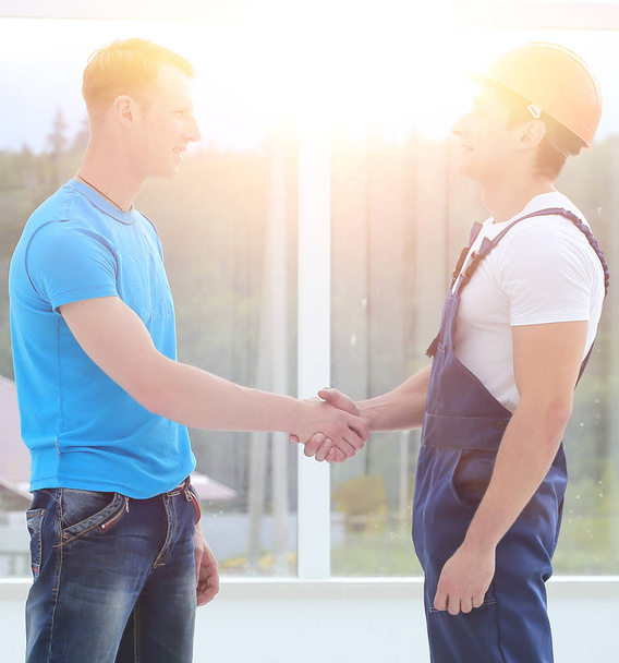 handshake between customer and foreman - Фото, изображение