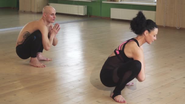 Pareja madura haciendo yoga juntos en interiores
 - Imágenes, Vídeo