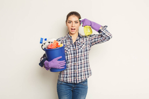 Servicio de limpieza mujer presentando un tablero en blanco
 - Foto, Imagen